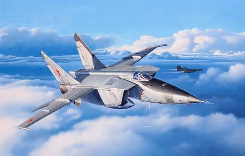 Máy bay có thể hoạt động ở độ cao hơn 20km, ngoài ra với một số biến thể được nâng cấp có khả năng bay cao vượt quá 30km và tốc độ của MiG-25 cũng hơn hẳn tất cả máy bay chiến đấu của phương Tây khi đạt tới Mach 3,2. Độ bền của máy bay cũng được đánh giá tương đối cao vào thời đó.