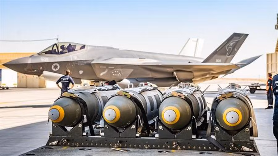 Những phiên bản F-35I của Israel, được Israel tiến hành sửa đổi, có sử dụng thùng nhiên liệu bên ngoài, được thiết kế đặc biệt; nếu được tiếp dầu trên không, có thể bay phủ hầu hết lãnh thổ Iran (lưu ý là máy bay tiếp dầu KC-46A, chỉ có thể tiếp cận ngoài không phận của Iran).