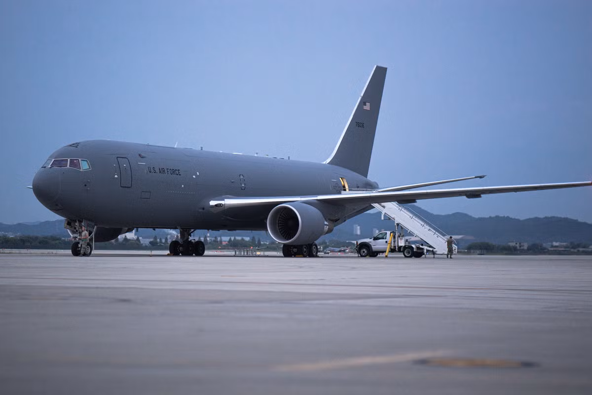Không quân Israel hiện có 11 máy bay tiếp dầu, trong đó có 7 chiếc Boeing 707 do Mỹ sản xuất và 4 máy bay vận tải Lockheed Martin C-130H. Tuy nhiên đó là những máy bay tiếp dầu cho Israel cải biến; và đây cũng là lần đầu tiên, Mỹ bán máy bay tiếp dầu cho Israel.