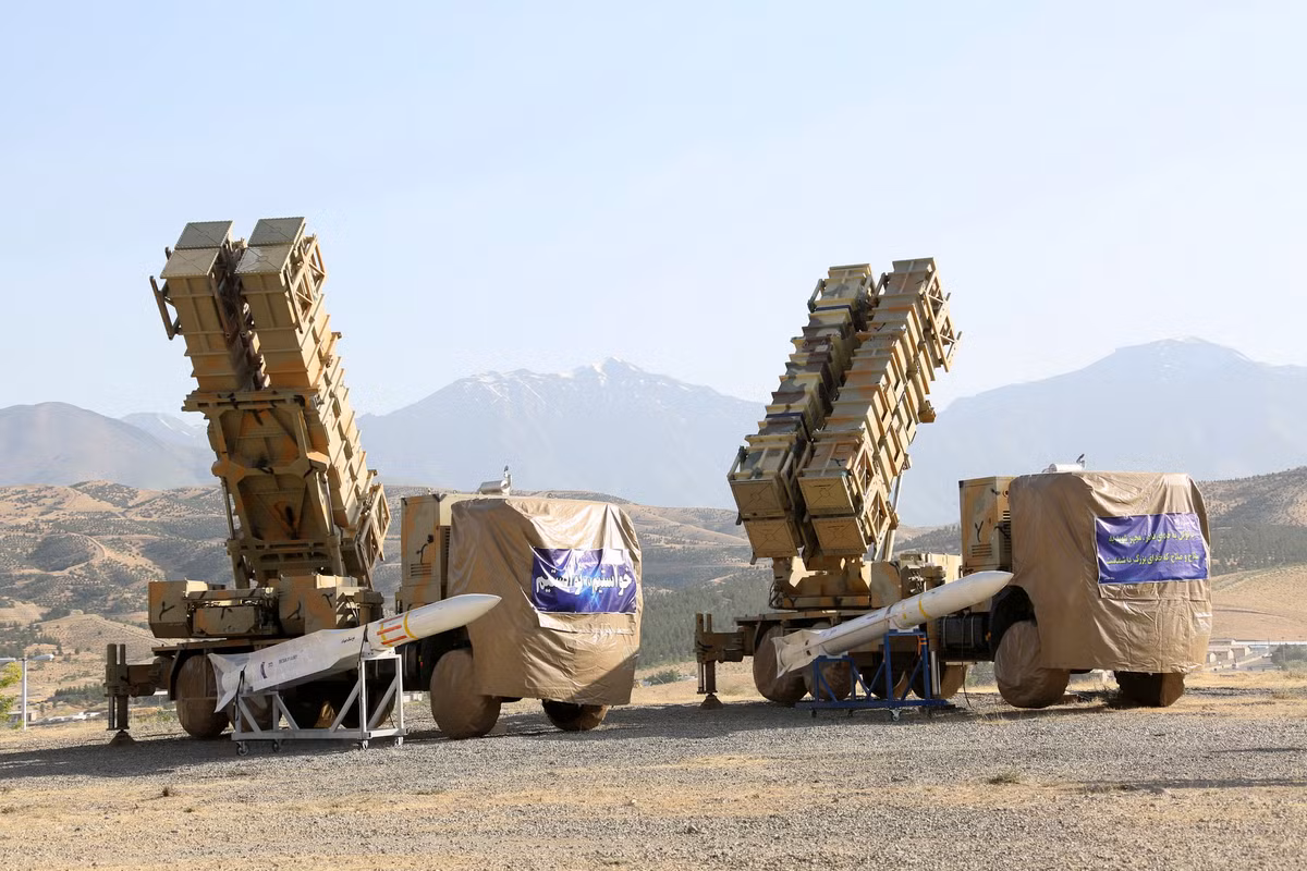 Hiện Iran có hơn một nghìn khẩu pháo phòng không, nhiều loại tên lửa đất đối không hiện đại (cả nhập khẩu và tự chế tạo), trong đó có hệ thống phòng không S-300PMU; và đã nhiều lần đề nghị Nga bán hệ thống tên lửa phòng không tiên tiến S-400.