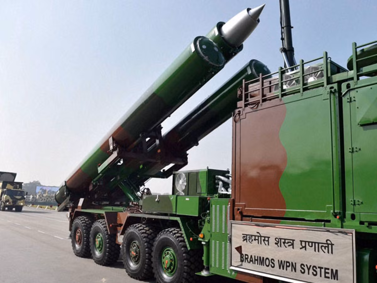 Từ năm 2010, Quân đội Ấn Độ đã đề xuất sử dụng tên lửa BrahMos để tấn công các mục tiêu ẩn sau những khe núi, để phù hợp với địa hình đặc biệt của địa hình cao nguyên ở biên giới Trung-Ấn. Nếu thành công, đây sẽ là vũ khí lợi hại để tiến công đối phương. 