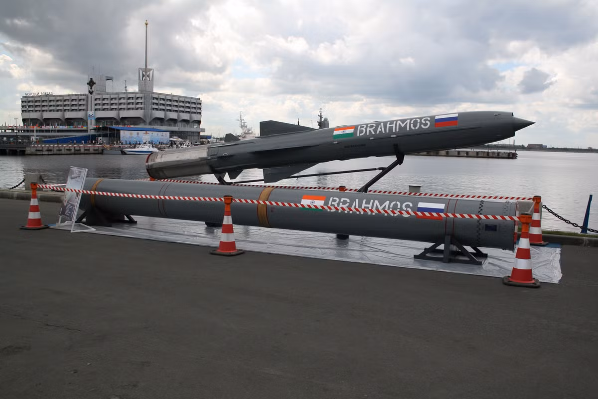 Vào thời kỳ đầu phát triển tên lửa BrahMos, chương trình chủ yếu được phát triển thông qua hợp tác dưới hình thức liên doanh, Ấn Độ cung cấp tài chính cho dự án và đảm nhiệm phần mềm điều khiển, công nghệ tên lửa do Nga đảm nhiệm.