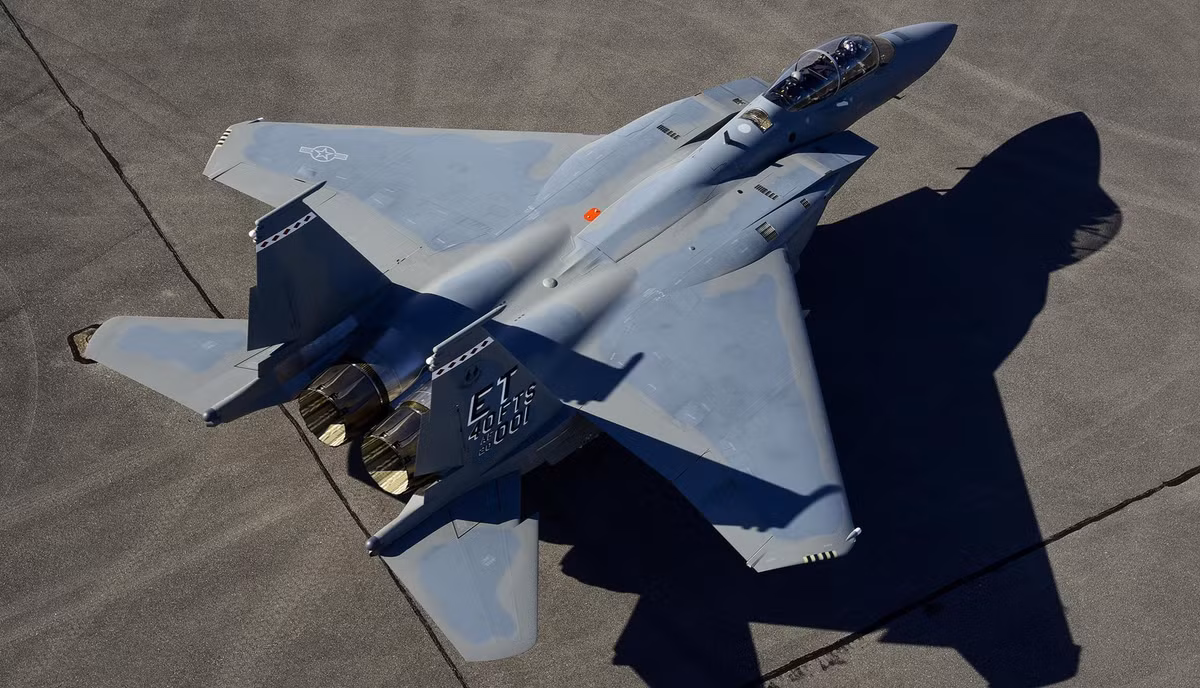 Vậy F-15EX có vai trò như thế nào trong chiến tranh hiện đại? Trước hết về lịch sử, F-15EX là phiên bản cao nhất của F-15, được ra đời từ đầu thập niên 1970, F-15 cũng là một thế hệ máy bay chiến đấu hoàn toàn khác so với những thế hệ trước.