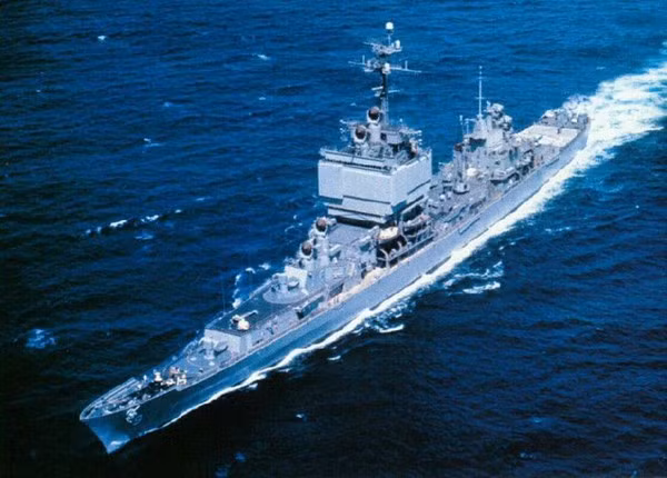 Tuần dương hạm lớp Kirov không phải là các tàu chiến hạt nhân đầu tiên trên thế giới. Vào thời điểm chiếc tàu chiến tuần dương đầu tiên Kirov, được đưa vào biên chế Hải quân Liên Xô vào năm 1980, thì hải quân Mỹ đã có chín tàu tuần dương hạt nhân và một tàu sân bay chạy bằng năng lượng hạt nhân trong biên chế.