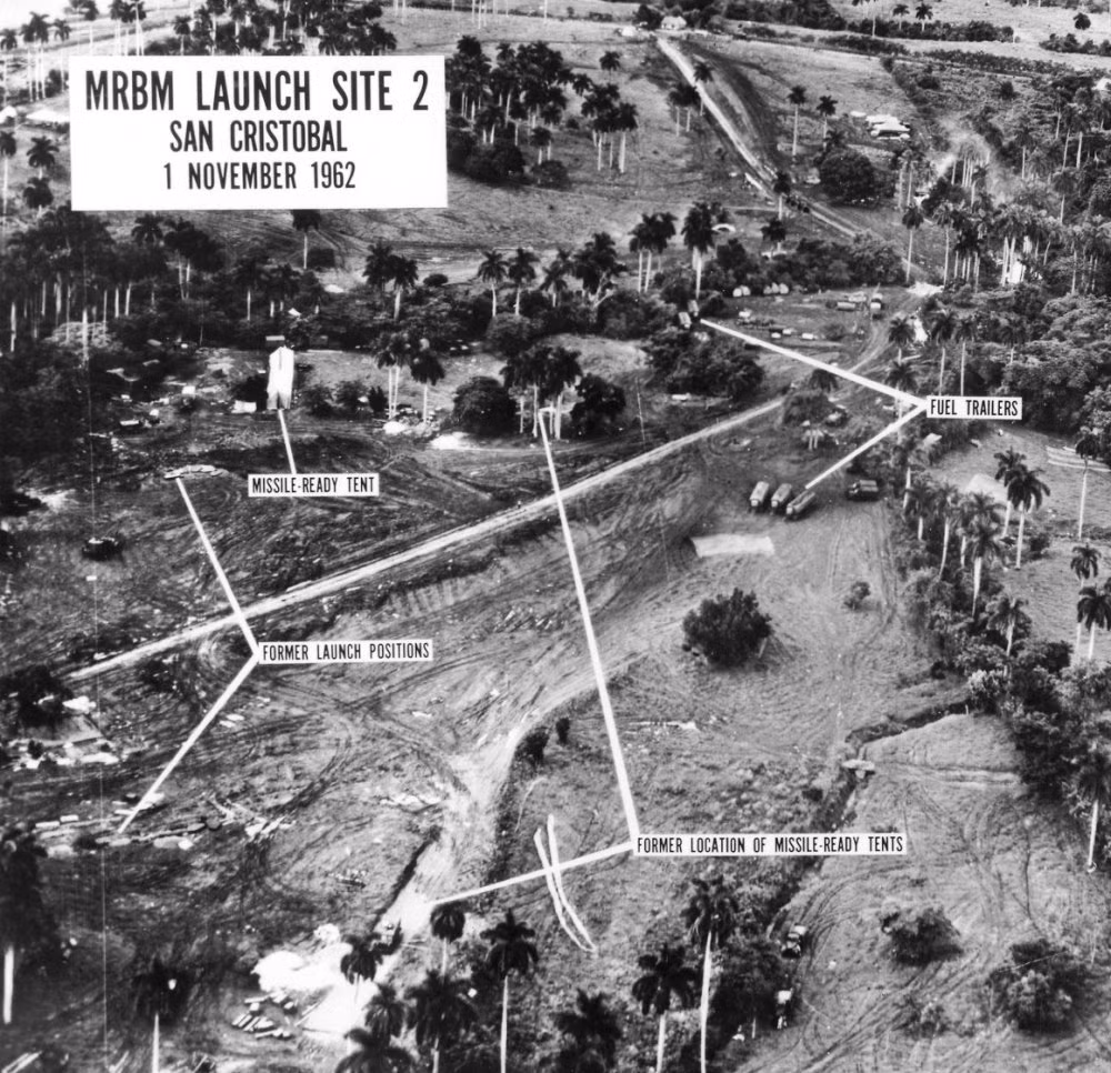Mỹ mặc dù biết Liên Xô đã đặt một số tên lửa phòng thủ dọc bờ biển Cuba, nhưng khi một chiếc máy bay do thám U-2 của Mỹ chụp được các bức ảnh tiết lộ sự hiện diện của các tên lửa hạt nhân Liên Xô ở Cuba vào ngày 14/10/1962, người Mỹ đã phải hoảng sợ.