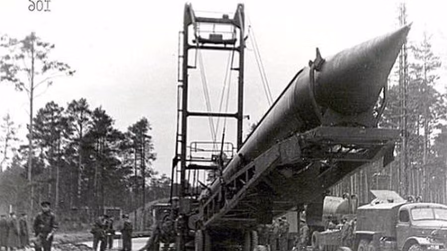Thứ hai là sự kiện khủng hoảng tên lửa Cuba năm 1962. Nếu nói về nguy cơ của một cuộc chiến tranh hạt nhân nào là đáng sợ nhất, người ta sẽ nói về cuộc khủng hoảng tên lửa Cuba năm 1962. Việc Nga triển khai tên lửa hạt nhân tầm trung R-12 và R-14 Chusovaya tại Cuba, để đáp trả việc Mỹ triển khai các hệ thống tên lửa tại châu Âu và Thổ Nhĩ Kỳ.