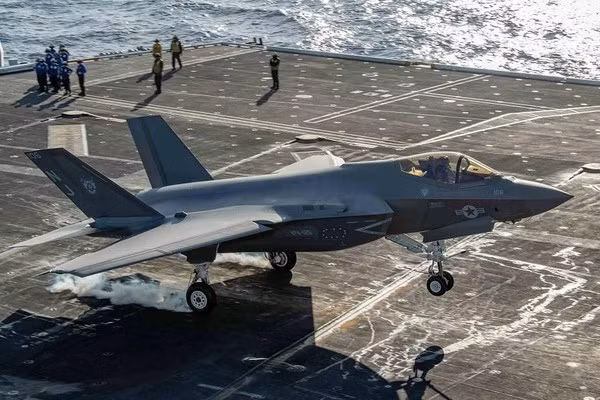 Tầm hoạt động và khả năng chứa vũ khí lớn hơn, khiến F-35C trở thành máy bay tấn công chiều sâu tốt nhất trong Thủy quân lục chiến. Phi đội F-35C của Thủy quân lục chiến Mỹ sẽ được triển khai trên tàu sân bay Abraham Lincoln, và có thể được triển khai tới Thái Bình Dương lần đầu tiên vào năm sau.
