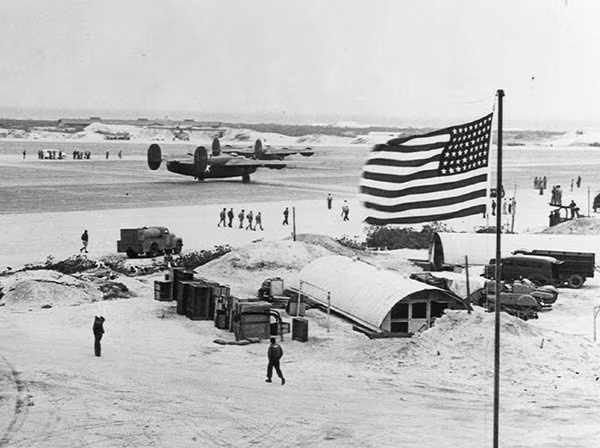 Từ tháng 8/1942 đến đầu năm 1944, các chiến dịch của hải quân Mỹ đã đánh bật lực lượng hải quân Nhật Bản ra khỏi các hòn đảo ở phía Nam và trung tâm Thái Bình Dương. Giữa năm 1944, hải quân Mỹ đã chiếm được một số đảo quan trọng làm căn cứ cho máy bay ném bom B-29, xuất phát tấn công các đảo chính của Nhật Bản.
