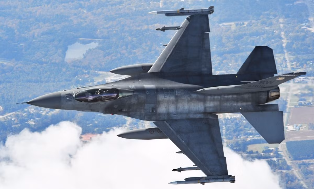 F-16 được đưa vào phục vụ lần đầu tiên vào năm 1978, và được phát triển như một sự bổ sung rẻ hơn và nhẹ hơn cho máy bay chiến đấu hạng nặng hàng đầu của Không quân Mỹ là F-15 Eagle. Không quân Mỹ tiếp tục sử dụng F-16 là chiến đấu cơ tiền tuyến đến tận năm 2050.