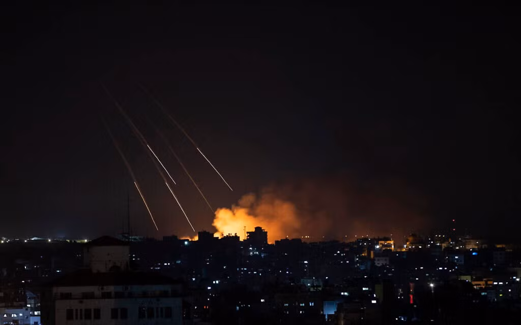 Phần lớn tên lửa của Hamas đã được bắn về phía nam Israel, đặc biệt là thành phố Ashkelon, nơi đã bị tổn thất nhiều nhất trong cuộc giao tranh lần này. Hàng trăm quả rocket cũng đã được bắn về phía trung tâm lãnh thổ Israel, tại khu vực thủ đô Tel Aviv, bao gồm cả sân bay quốc tế Ben Gurion.