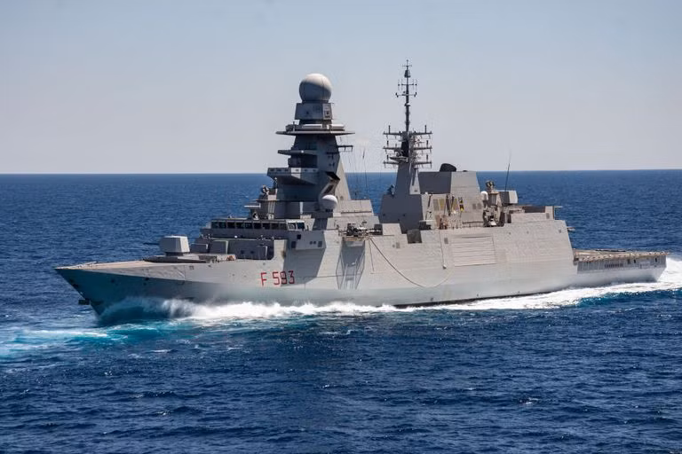 Công ty đóng tàu Italia đã dựa trên thiết kế của khinh hạm lớp FREMM và sửa đổi nhiều để sử dụng các cảm biến và vũ khí của Mỹ. Các tàu khu trục nhỏ sẽ được đóng tại căn cứ hải quân Marinette, những con tàu sẽ phải di chuyển qua hồ Great trước khi vào Đại Tây Dương. 