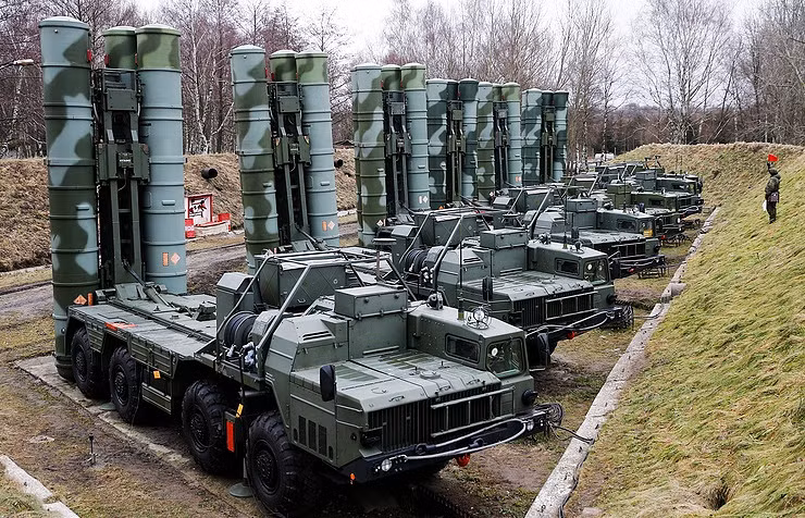 Hải quân Nga đóng trên bán đảo Crimea bao gồm cường kích bom Su-24M, máy bay trinh sát Su-24MR và máy bay chiến đấu đa năng Su-30SM. Hệ thống phòng không gồm tên lửa phòng không tầm xa S-400 và hệ thống phòng không tầm thấp Pantsir S-1. 