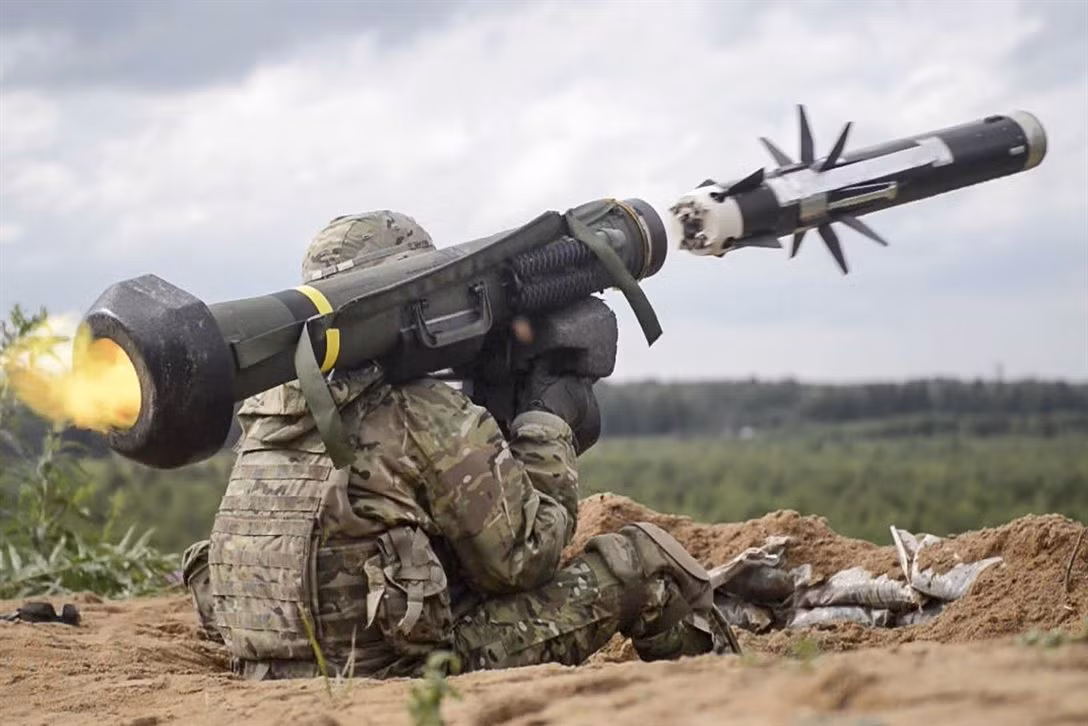 Tên lửa chống tăng Javelin là loại tên lửa chống tăng di động thế hệ 3 đầu tiên, do tập đoàn quốc phòng khổng lồ Lockheed Martin và Raytheon của Mỹ phát triển và sản xuất. Javelins được trang bị cho Lục quân và Thủy quân lục chiến Mỹ.