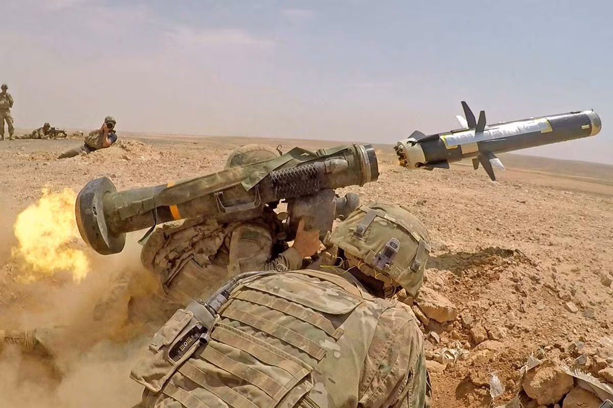 Bộ trưởng Quốc phòng Nga Sergei Shoigu tuyên bố rằng, Mỹ đã để lại hơn 100 tên lửa chống tăng di động Javelin ở đất nước bị chiến tranh tàn phá này và lo ngại số vũ khí này sẽ được sử dụng bởi các nhóm khủng bố cực đoan.