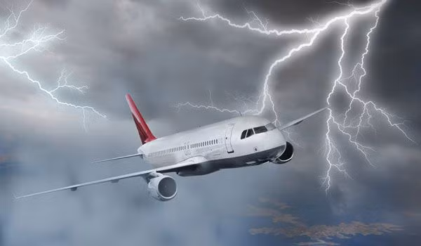 Qua kinh nghiệm, máy bay hàng không dân dụng hiện nay đã có một loạt các giải pháp chống sét hiệu quả; bao gồm tất cả các công nghệ, từ lắp đặt thiết bị, đến thiết bị điện và thiết kế thùng nhiên liệu.