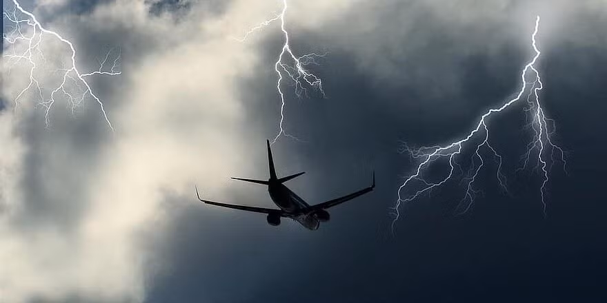 Có hai loại sét đánh, một loại do chính máy bay gây ra, khi nó đi qua khu vực có điện trường mạnh (chẳng hạn như các đám mây dông). Tình huống này thường xảy ra ở độ cao 3.000 mét trở lên và chiếm khoảng 90% tổng số vụ tai nạn. Còn lại là sét xảy ra giữa các đám mây và mặt đất, khi máy bay đi ngang qua. Loại sét này có nhiều năng lượng hơn và gây ra hậu quả nghiêm trọng hơn.