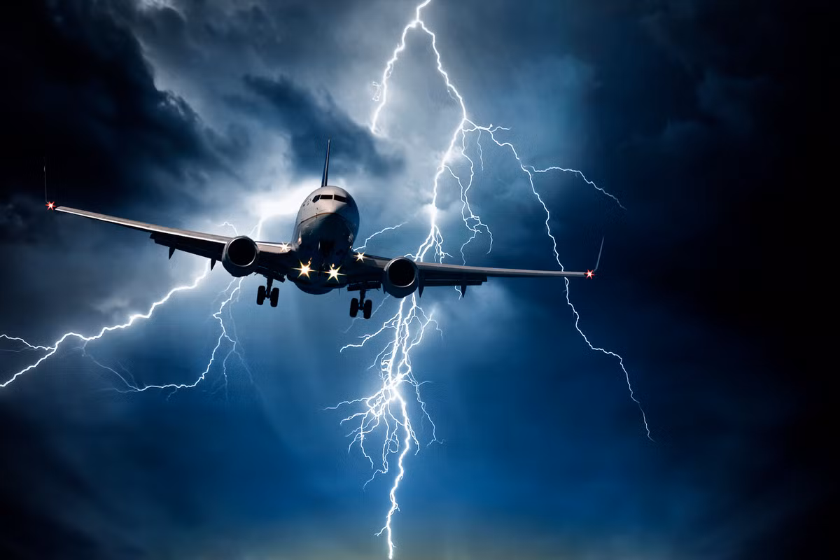 Theo kết luận kiểm tra của NASA, sét sẽ làm hỏng các thiết bị quan trọng của máy bay, chẳng hạn như hỏng động cơ, hoặc thậm chí cháy nổ do va chạm trực tiếp vào thùng nhiên liệu bên ngoài.