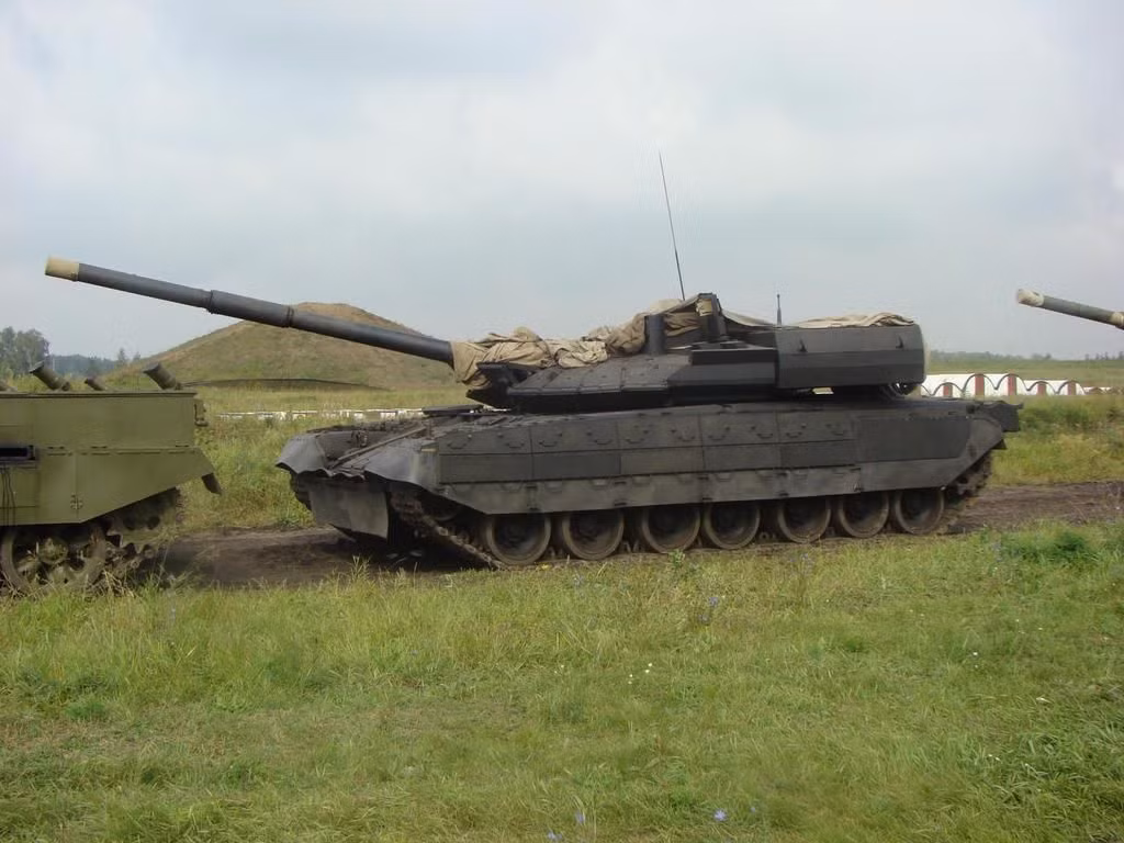 T-95 có thể là bằng chứng ban đầu về khái niệm cho T-14 Armata với việc trang bị tháp pháo không người lái và thân xe có khoang cho kíp lái. Tuy nhiên, nhiều khả năng pháo 152mm đã quá mức cần thiết vì hiện tại T-14 vẫn đang trang bị pháo 125mm truyền thống.