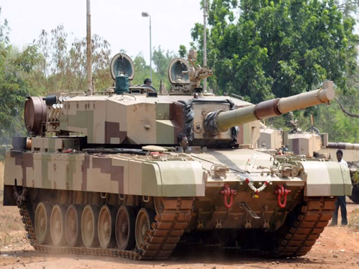 Đối với xe tăng Arjun, đó là một nỗ lực của ngành công nghiệp quốc phòng Ấn Độ, nhằm tạo ra chiếc xe tăng của riêng họ, để không còn phụ thuộc vào nước ngoài. Tuy nhiên, Arjun không hoàn toàn thành công, nó giống như với máy bay chiến đấu hạng nhẹ Tejar của Ấn Độ. 
