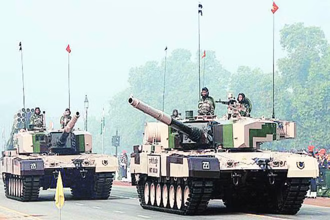 Xe tăng Arjun của Ấn Độ bắt đầu lên kế hoạch chế tạo vào năm 1974, với số lượng chế tạo lên tới 2.000 chiếc và tính năng kỹ chiến thuật không thua kém so với T-72 của Liên Xô. Nhưng Arjun được thiết kế và thử nghiệm đến hơn… 30 năm. Phiên bản sản xuất hàng loạt mới bắt đầu vào năm 2006.