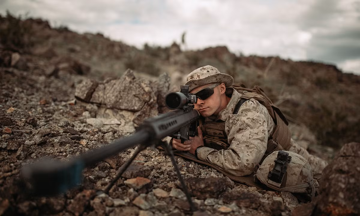 Khẩu Barrett .50 BMG đầu tiên có chiều dài 140 cm, nòng súng dài 74 cm, tổng trọng lượng khoảng 12,7 kg với kết cấu chắc chắn và có thể mang dễ dàng theo. Biến thể sau được trang bị thêm loa giảm giật, kiểu va đập 2 khoang.