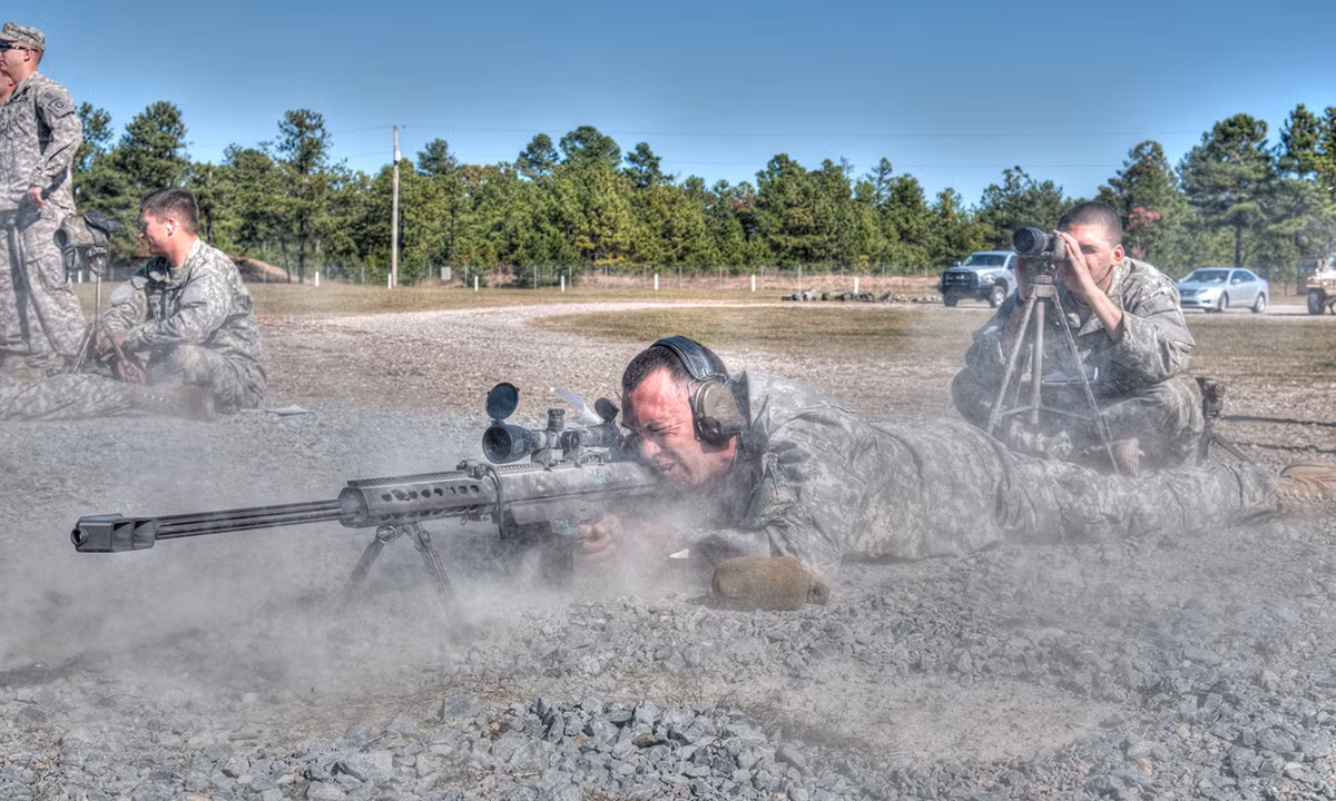 Barrett .50 BMG là súng trường bắn tỉa bán tự động, sử dụng hộp tiếp đạn 10 viên, nòng súng có thể thụt lùi về sau khi bắn. Súng sử dụng phương pháp lên đạn bằng trích khí ngắn, khóa nòng xoay.