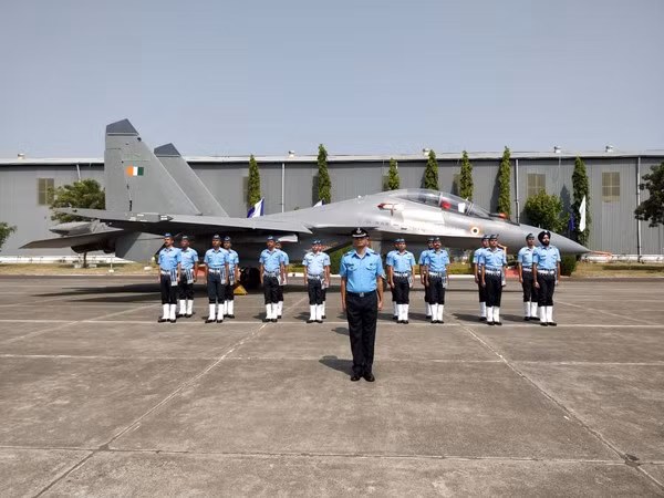 HAL không chỉ lắp ráp tiêm kích Su-30MKI từ các bộ phận đã được chuyển giao từ Nga trước đây, mà gần đây, HAL còn tự sản xuất toàn bộ máy bay chiến đấu Su-30MKI. Trong thương vụ này với HAL, Nga đã trở thành nhà cung cấp nhôm và titan hàng không, để sản xuất máy bay.