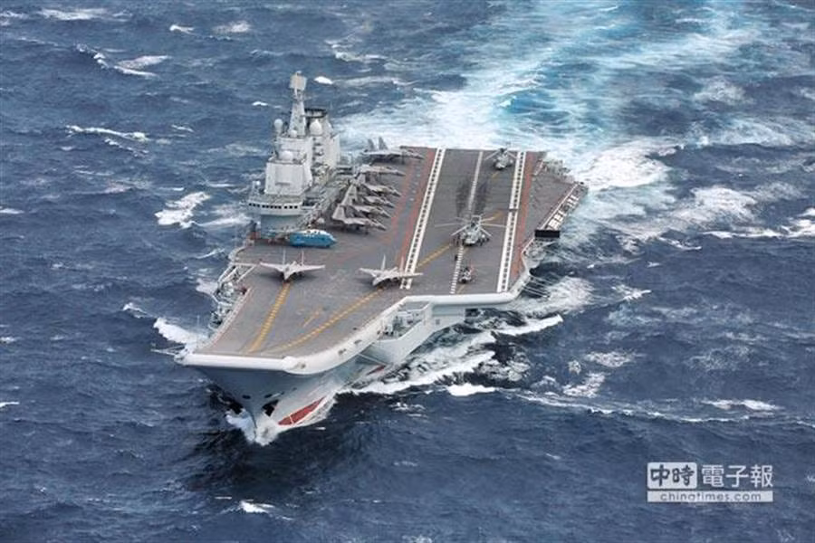 Trong khi đó, tàu sân bay giữ vai trò là trung tâm của đội hình và là lực lượng chính của các cuộc không kích. Khi thực hiện nhiệm vụ tấn công các mục tiêu trên mặt đất, các cuộc tấn công máy bay chiến đấu thực hiện, sẽ có hiệu quả hơn nhiều so với các tên lửa được phóng từ trên tàu, cho dù là ở bất kỳ cự ly nào.