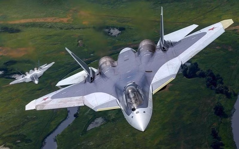 Tải trọng chiến đấu tối đa của Su-57 là 10 tấn, vũ khí được bố trí ở 16 điểm treo (8 bên trong và 8 bên ngoài). Đối với nhiệm vụ không chiến, tên lửa không đối không có thể được bố trí trong các khoang vũ khí chính: tối đa là 6 tên lửa tầm trung và 4 tên lửa tầm ngắn. Về nhiệm vụ tiến công mặt đất, Su-57 mang tối đa 4 bom có điều khiển KAB-500 hoặc tên lửa bức xạ chống radar. Nguồn ảnh: RBTH.