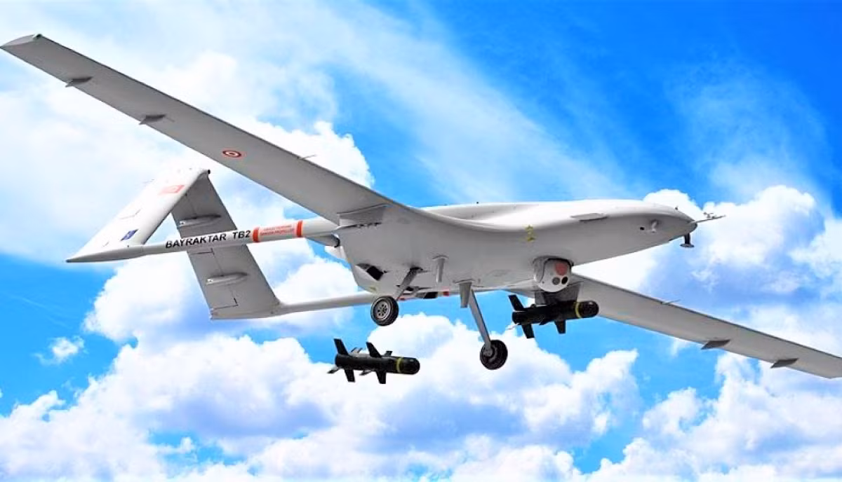 Sau khi tiếp nhận UAV TB-2, quân đội Ukraine đã tiến hành thử nghiệm và huấn luyện sử dụng loại máy bay này; trong quá trình thử nghiệm, UAV đã tìm thấy các loại mục tiêu khác nhau và phóng tên lửa tiêu diệt chính xác mục tiêu.