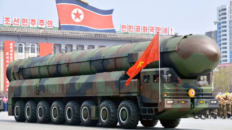 Eisenhower đã định dùng bom nguyên tử như ở Hiroshima. Vì Tổng thống Nixon không trả đũa cho nên Triều Tiên cứ tiếp tục phát triển vũ khí nguyên tử và tên lửa với mục đích có được đầu đạn nguyên tử tuy nhỏ nhưng tinh vi và một tên lửa xuyên lục địa với khả năng bay đến Mỹ. Nguồn ảnh: Pinterest.