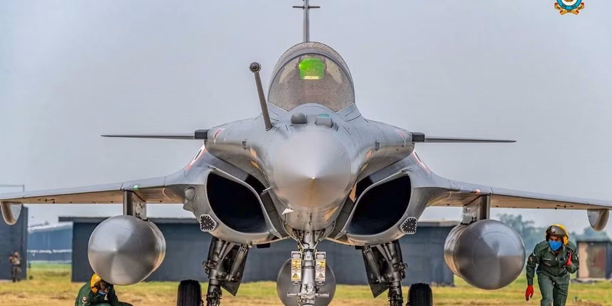 Một chiến đấu cơ đến từ châu Âu là Rafale của Pháp, Rafale kết hợp hiệu suất bay tuyệt vời, giảm tín hiệu radar (tuy nhiên, đây không phải là máy bay tàng hình). Hiện tiêm kích Rafale có 3 phiên bản: Rafale C (biến thể đất liền một chỗ ngồi), Rafale B (biến thể đất liền hai chỗ ngồi) và Rafale M (biến thể hải quân một chỗ ngồi).