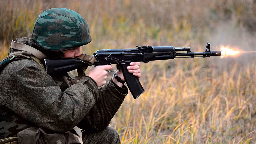 Lúc đầu, khẩu AK-74M được đặt trong một vỏ bọc giống như lò nướng, nơi kim loại của nó được nung nóng lên đến +60 độ C. Ngay sau đó, các kỹ sư cho vũ khí nghỉ một vài phút và sau đó niêm phong nó trong một căn phòng mô phỏng các cơn bão sa mạc Sahara. 