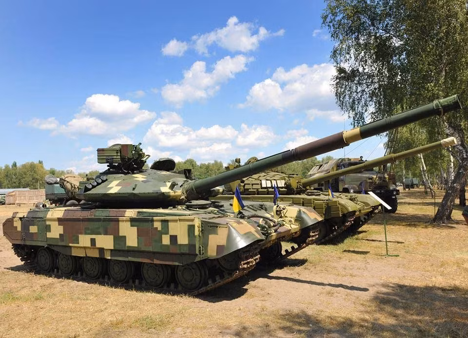 Lực lượng tăng, thiết giáp của Ukraine hiện có các loại xe tăng chiến đấu chủ lực (MBT) T-64BV/BM, T-72AV/B1, T-72AMT, cũng như T-80B/BV. Những xe tăng của Ukraine đều được nâng cấp với giáp phản ứng nổ (ERA) Kontakt-1 và Knife.