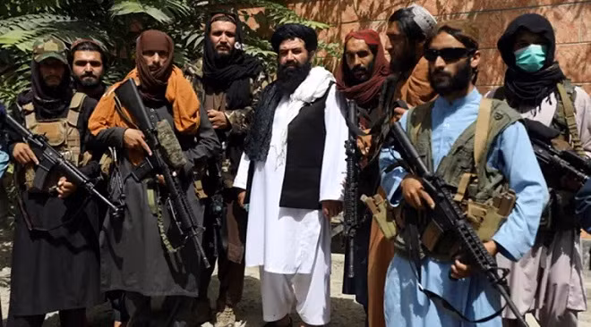 Trong số những vũ khí đó có súng trường tấn công M16A4 và súng máy hạng trung M240. Các chiến binh Taliban đã thay những khẩu AK-47 quen thuộc của họ bằng những vũ khí đã bắt được từ Quân đội Quốc gia Afghanistan và Cảnh sát Quốc gia Afghanistan.
