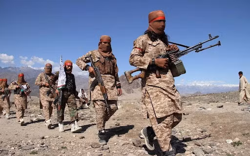 Tuy nhiên AK-47 cũng không ngẫu nhiên được gọi là “biểu tượng của chiến tranh”. AK-47 nổi tiếng về tính đơn giản, dễ vận hành và độ tin cậy trong các điều kiện chiến đấu phức tạp. Vì những lý do đó, AK-47 đã trở thành vũ khí được lựa chọn trong các phong trào du kích trên toàn thế giới.