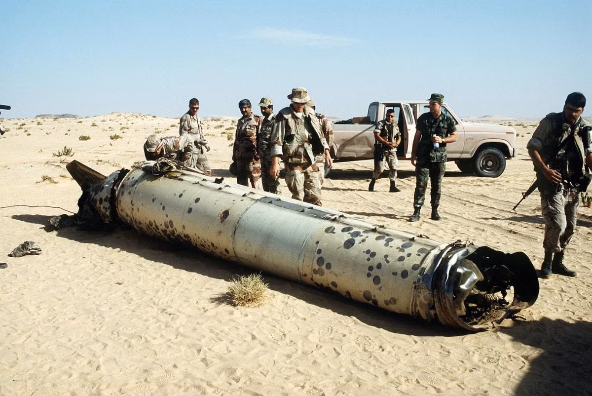 Ngày 18/1, Tổng thống Saddam hạ lệnh đưa tên lửa SCUD tấn công các mục tiêu của Israel trong một nỗ lực tuyệt vọng, nhằm mở rộng cuộc chiến và ngăn cản các quốc gia Hồi giáo ủng hộ liên minh. Ảnh: Một quả tên lửa SCUD của Iraq sau khi phát nổ - Nguồn: Wikipedia.