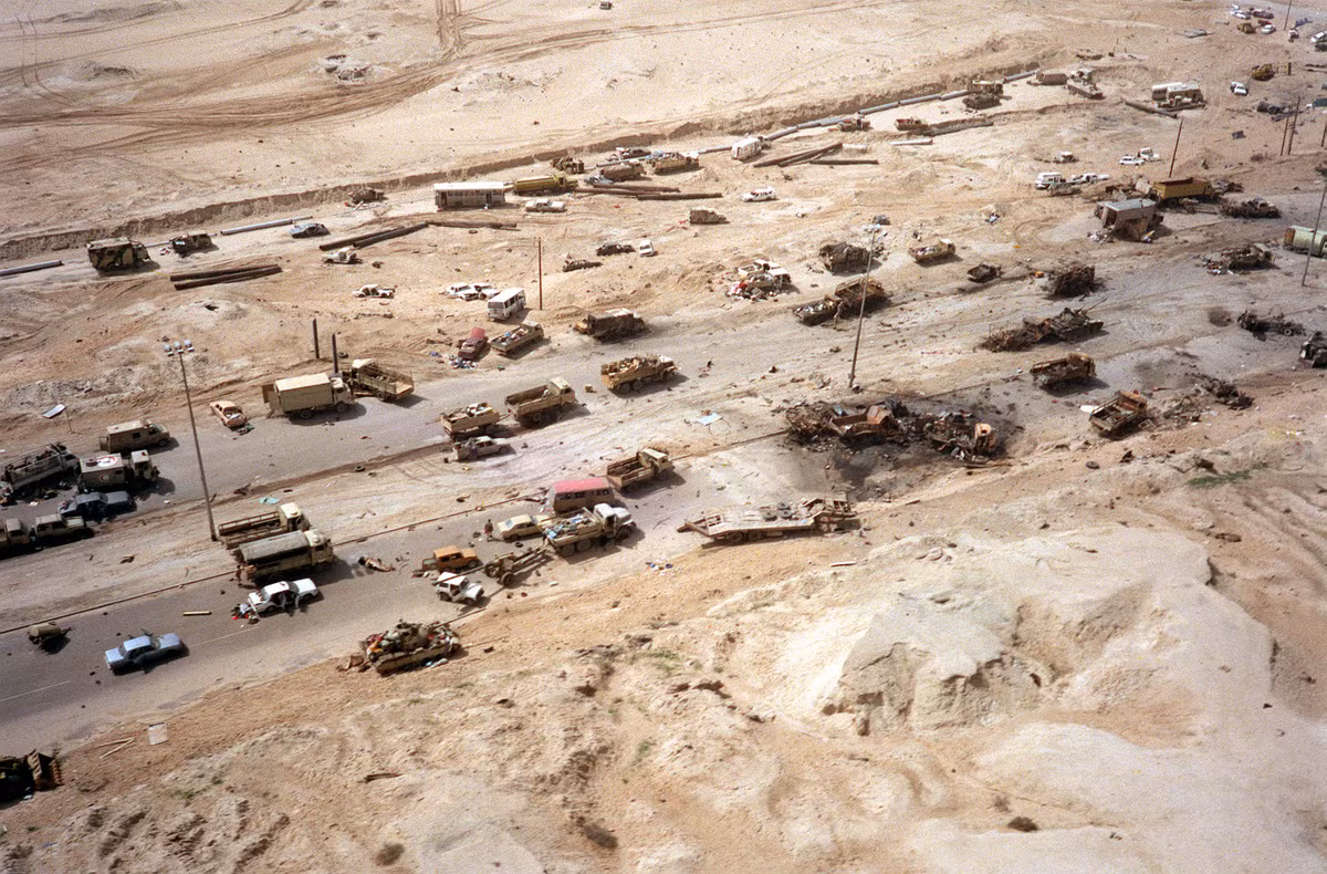 Các cuộc không kích của Liên quân đã tiêu diệt hàng loạt đơn vị Iraq đang trên đường rút quân khỏi Kuwait. Trong khi đó, Thủy quân lục chiến Mỹ và Bộ Tư lệnh Lực lượng Liên quân phía Đông tiến vào giải phóng Kuwait, mà không có bất kỳ sự kháng cự nào của Quân đội Iraq. Ảnh: Xác xe tăng, cơ giới của Iraq bị Liên quân phá hủy trên đường rút quân - Nguồn: History
