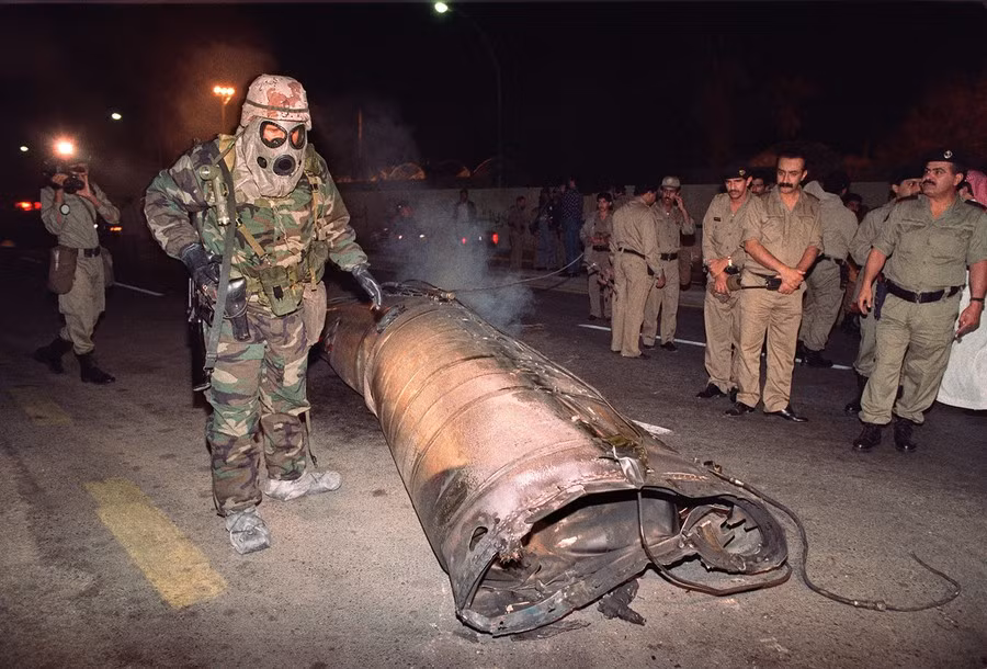 Ngày 25/2, một tên lửa SCUD của Iraq đã bắn trúng doanh trại của Quân đội Mỹ tại Dhahran (Ả Rập Xê Út), giết chết 28 lính Mỹ và làm gần 100 người bị thương. Đây là thiệt hại lớn nhất của Quân đội Mỹ trong chiến tranh Vùng Vịnh lần thứ nhất. Ảnh: Xác một quả tên lửa SCUD phóng vào Ả Rập Xê Út - Nguồn: Wikipedia.