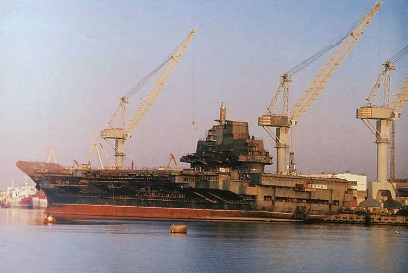 Yếu tố thuận lợi cho Trung Quốc để mua chiếc Varyag, là vào thời gian trước đó, các doanh nhân của nước này đã mua 2 chiếc tàu sân bay lai lớp Kiev, đã bị loại biên sau khi Liên Xô sụp đổ, để làm sòng bạc nổi. Điều này sẽ che giấu bản chất thật của Trung Quốc khi mua tàu sân bay Varyag.