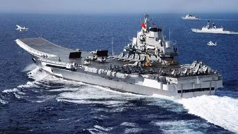 Lớp tàu sân bay Liêu Ninh của Trung Quốc khó có thể sánh ngang với tàu sân bay của Mỹ, ngoài số lượng máy bay ít hơn, tàu cũng không sử dụng động cơ hạt nhân, động cơ tuabin hơi nước của tàu rất dễ bị hỏng và đường băng kiểu nhảy cầu, hạn chế số vũ khí và nhiên liệu mà máy bay có thể mang theo.