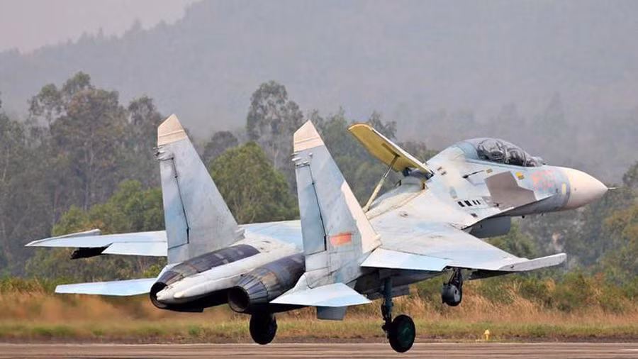 Máy bay chiến đấu Su-27PU có một số sự sửa đổi đáng kể so với thế hệ Su-27, ví dụ như buồng lái thứ 2 được trang bị màn hình hiển thị CRT khổ lớn, cung cấp thông tin hướng dẫn với các thông tin chiến thuật về mục tiêu và máy bay đang điều khiển.