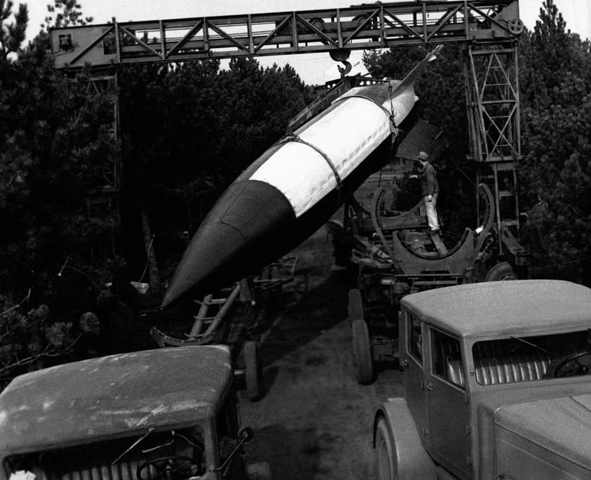Nhưng lúc đó Adolf Hitler không thật sự ấn tượng với tên lửa V-2, ông cho rằng, nó đơn thuần chỉ là một quả đạn pháo với tầm bắn xa và tốn kém hơn. Đầu tháng 9/1943, Wernher von Braun đã hứa với Ủy ban ném bom tầm xa của Đức sẽ hoàn thành phát triển V-2. Nhưng đến tháng 5/1944 sự phát triển của V-2 vẫn chưa hoàn thành.