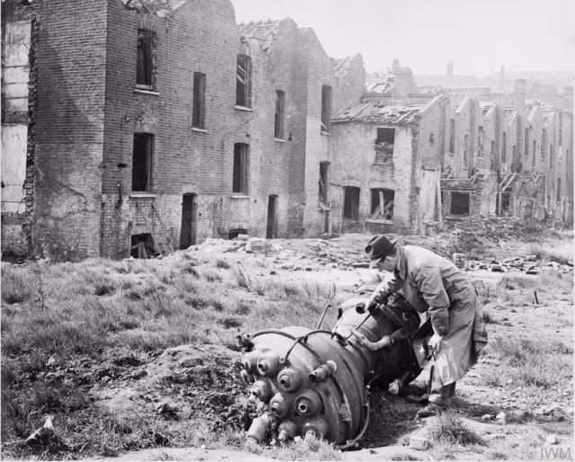 Từ tháng 9/1944 đến khi kết thúc chiến tranh thế giới thứ 2, khoảng 3.000 tên lửa V-2 đã được phóng đi vào các mục tiêu ở Anh, Pháp. Mặc dù hiệu quả tác chiến của V-2 không cao, do tên lửa có độ chính xác kém nhưng sự có mặt của V-2 đã mang lại nỗi kinh hoàng cho lực lượng đồng minh.