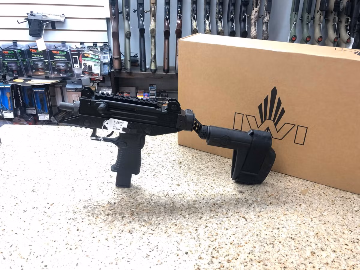 Uzi PRO vẫn áp dụng phương pháp lên đạn phản lực truyền thống, nòng súng cố định chặt để tăng độ an toàn cùng với độ chính xác như các phiên bản trước. Uzi PRO vẫn sử dụng đạn 9x19mm (9mm NATO), chiều dài nòng 170 mm, 210 mm và 240 mm.