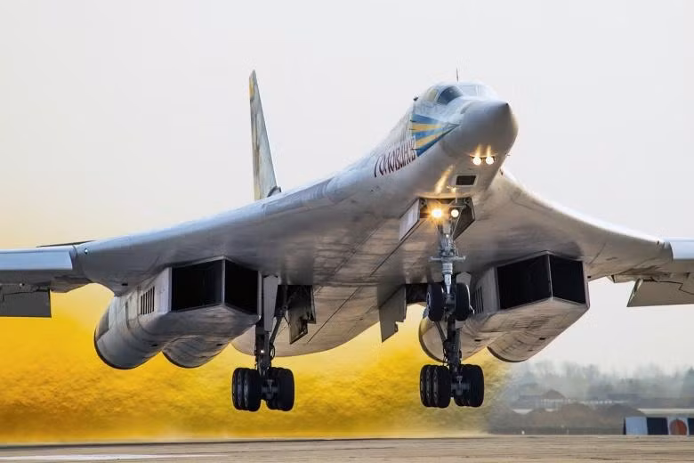 Ví dụ, với máy bay ném chiến lược Tu-160M2, bay từ căn cứ không quân Engels ở vùng lãnh thổ thuộc châu Âu của Nga, với bán kính 6.000 km; sau đó phóng đi một loạt tên lửa Kh-101 vào các mục tiêu trên khắp Châu Âu, Trung Đông, Bắc Phi, Trung Quốc, mà không cần phải rời khỏi không phận nước Nga.