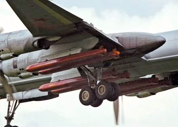 Tên lửa Kh-101 sử dụng hệ thống dẫn đường quán tính, tích hợp hệ thống định vị vệ tinh GLONASS của Nga; giai đoạn tấn công mục tiêu sau cùng sử dụng hệ thống dẫn đường quang ảnh; tên lửa sẽ tự sàng lọc mục tiêu theo tọa độ và hình ảnh thực tế. Nếu như mọi thứ đúng theo lập trình, hệ thống dẫn hướng sẽ đưa tên lửa lao thẳng vào mục tiêu.