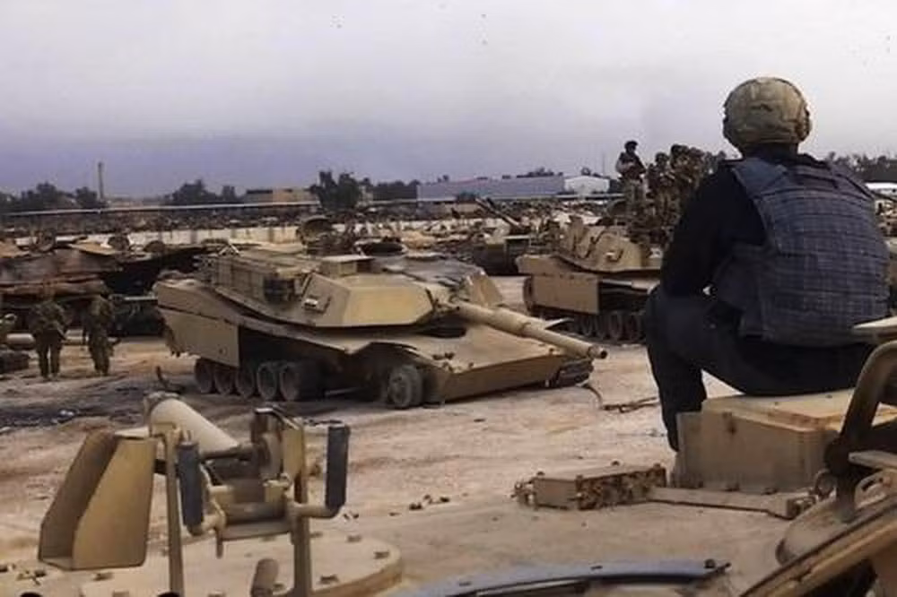 Ngoài ra vào năm 2014, khi tổ chức IS tràn qua miền bắc Iraq, tổ chức này đã thu giữ một số lượng lớn vũ khí Mỹ từ quân đội Iraq, từ súng trường đến các loại xe quân sự khác nhau; thậm chí là cả xe tăng M1A1, nhưng may cho chính quyền Iraq, là chúng không thể sử dụng được số xe tăng này.