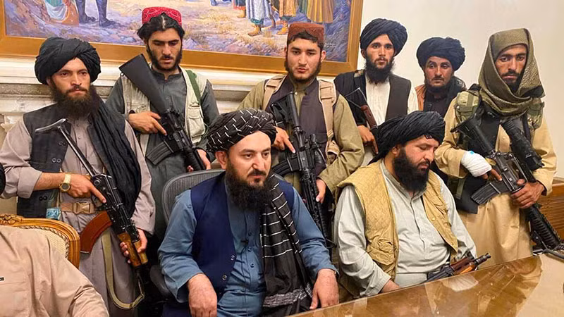 Một tháng kể từ khi Taliban nắm quyền, từ góc độ của người dân, chế độ mới đã mang lại tình hình tương đối ổn định cho đất nước, tội phạm, bạo lực và tham nhũng đã giảm đi đáng kể. Nhưng thu nhập và lương thực cho người dân vẫn thiếu thốn; đời sống kinh tế cần được cải thiện, tập quán xã hội trở lại tình trạng bảo thủ cũng khiến một số người cảm thấy cần thời gian để thích nghi.