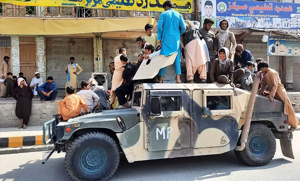 Tờ New York Times hôm 15/9 đưa tin rằng dưới thời chính phủ Ghani, các lãnh chúa Afghanistan và các lực lượng vũ trang dân sự vẫn thường xảy ra xung đột, ngay cả ở ngoại ô thủ đô Kabul. Nhưng kể từ khi Taliban "tiếp quản" Afghanistan vào giữa tháng 8, xung đột bạo lực đã giảm đáng kể.